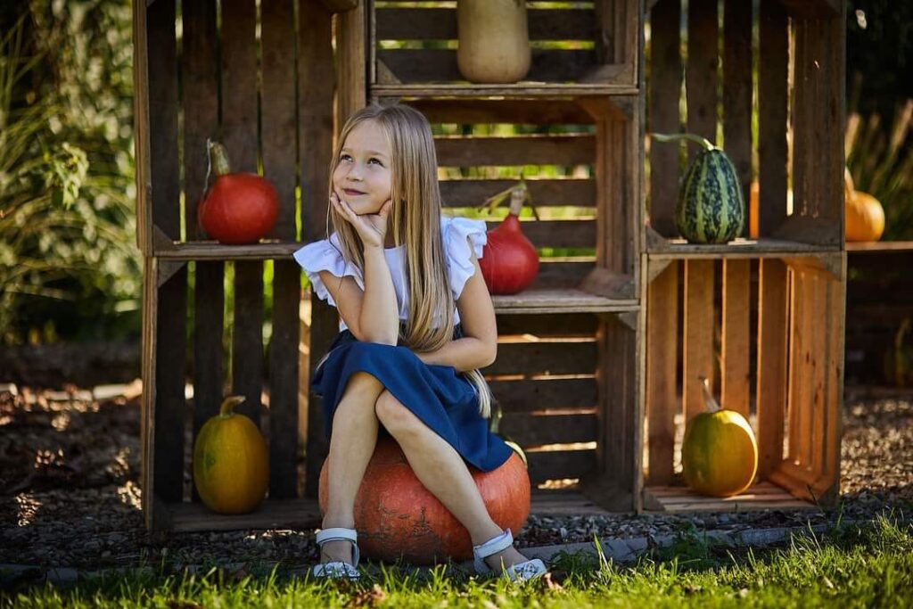 Autumn comes, autumn leaves and orange pumpkins... to świetny czas na jesienną sesje.