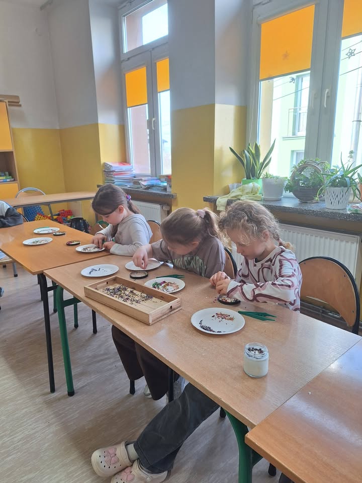 Witajcie, ależ ten tydzień szybko ucieka🫣 u nas dużo się dzieje więc spieszę z szybką fotorelacja z wczorajszych warsztatów, które odbyły się w kl 1. Na warszta