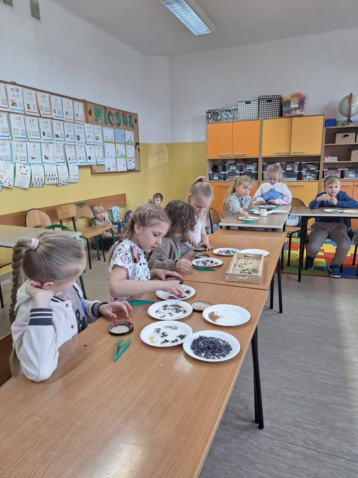 Witajcie, ależ ten tydzień szybko ucieka🫣 u nas dużo się dzieje więc spieszę z szybką fotorelacja z wczorajszych warsztatów, które odbyły się w kl 1. Na warszta